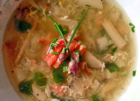 Soupe d'asperges au crabe 
